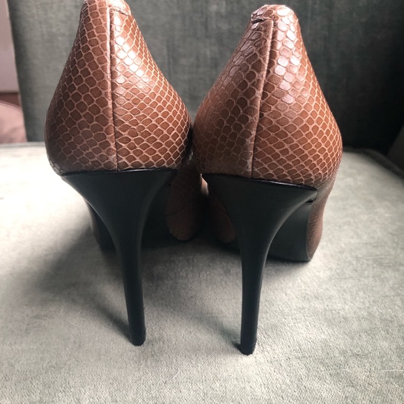 Guess by Marciano size 9 tan opera pumps - Picture 4 of 6